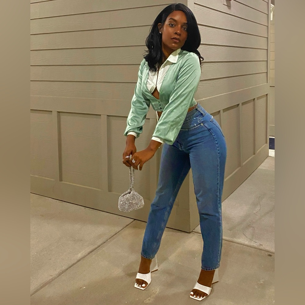 High Rise Mom Jeans 👖✨ - Picture 4 of 16
